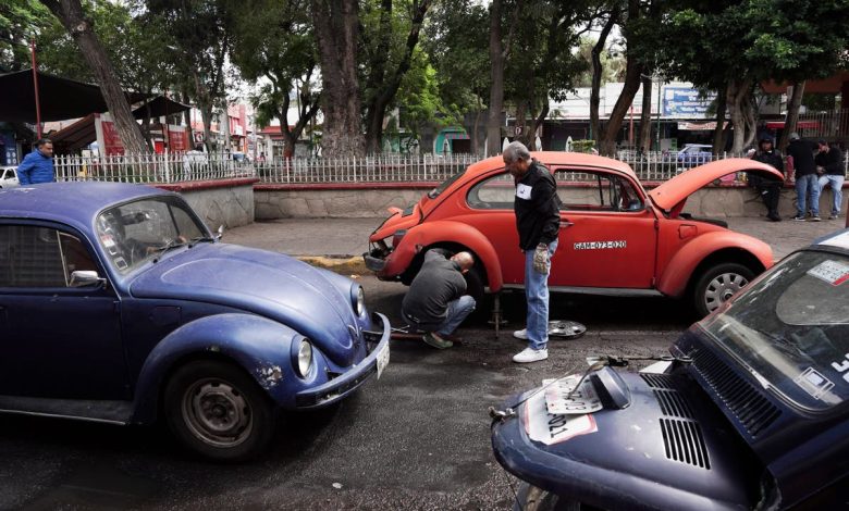 A Mexico City neighborhood keeps the iconic Volkswagen Beetle alive