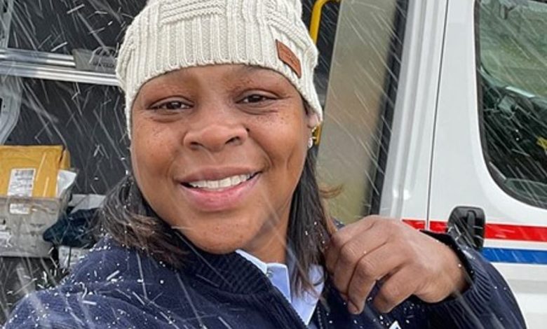 Postal worker shot dead while delivering mail in Chicago