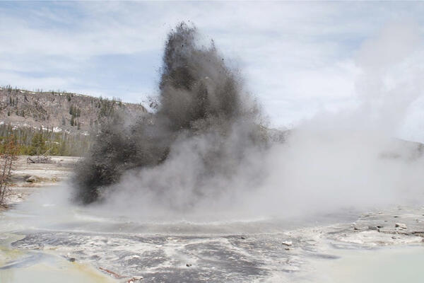 Yellowstone’s Biscuit Basin Explodes Sending Tourists Running