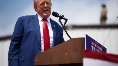 Watch as Trump holds campaign event during visit to US-Mexico border