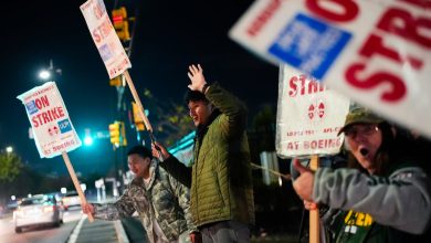 Boeing machinists reject labor contract, extending strike