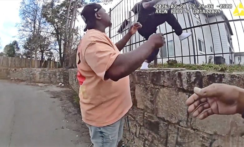 Community Member Helps Police Convince Suspect To Surrender After Escape