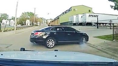 Homicide Suspect Instantly Floors it When Officer Gets Behind Him Homicide Suspect Instantly Floors it When Officer Gets Behind Him
