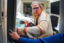 Woman Calls 911 for Heart Attack Then Charges Officers With Knife